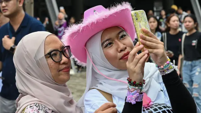 Dua Swiftie (sebutan untuk penggemar Taylor Swift) berswafoto sebelum menonton konser Taylor Swift bertajuk The Eras Tour di National Stadium, Singapura, pada 2 Maret, 2024.