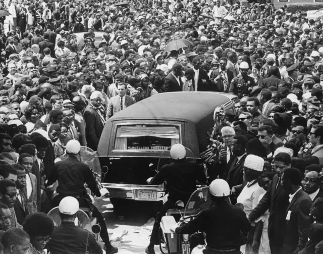Vue du corbillard et des personnes en deuil lors des funérailles du Dr Martin Luther King Jr. le 9 avril 1968 à Atlanta, en Géorgie.