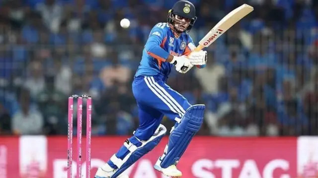 અભિષેક શર્મા 30 બૉલમાં 55 રન બનાવીને આઉટ થયા 