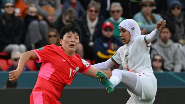 Penyerang Korea Selatan #13 Park Eun-Sun (Kiri) dan pemain pertahanan Maroko #03 Nouhaila Benzina memperebutkan bola