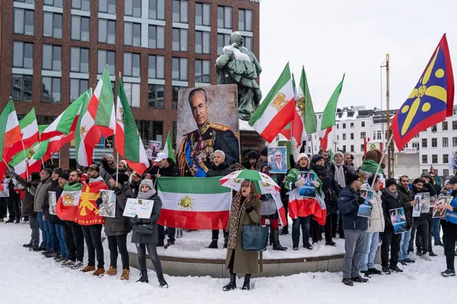 تجمع ایرانی‌ها در هامبورگ آلمان با پرچم شیر و خورشید و عکس‌هایی از محمد رضا پهلوی و شاهزاده رضا پهلوی (۲۰ دی/۱۰ ژانویه)