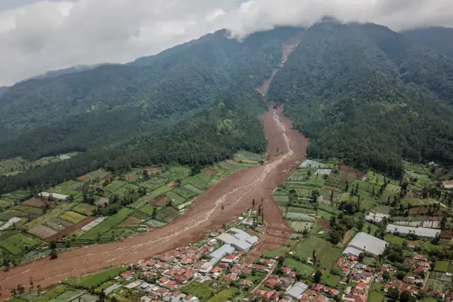 Foto udara kondisi lahan pertanian dan rumah warga yang terdampak bencana tanah longsor di Desa Pasirlangu, Cisarua, Kabupaten Bandung Barat, Jawa Barat, Minggu (25/1/2026). 