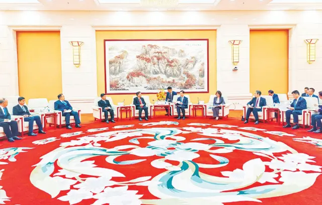 အောက်တိုဘာ ၂၂ ရက်က တရုတ်နိုင်ငံ၊ ဘေကျင်းမှာ စစ်ကော်မရှင် စွမ်းအင်ဝန်ကြီး ဦးကိုကိုလွင် နဲ့ တရုတ်နိုင်ငံပိုင် China National Oil & Gas Exploration and Development Corporation (CNODC) အဖွဲ့ နဲ့ တွေ့ဆုံ စဉ်တွေ့ရတဲ့ CFG ဥက္ကဋ္ဌ Songing Chen (ယာဘက်စွန်း) 