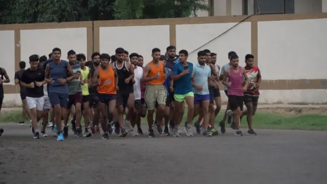 भिवानी के भीम स्टेडियम में अग्निवीर भर्ती की तैयारी करते युवा 