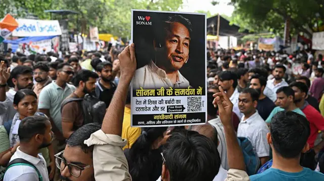 दिल्ली के जंतर-मंतर में सोनम वांगचुक के समर्थन में उतरे नौजवान
