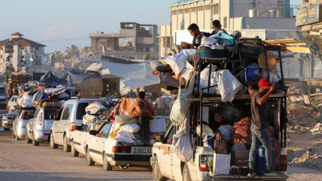 Palestinos fugindocasas das apostaRafah