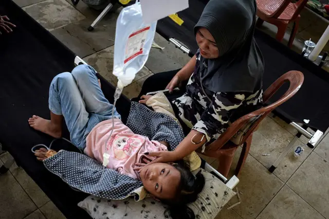 Salwa Nur Azmi, seorang siswi SD, dirawat di klinik darurat karena keracunan makanan setelah makan di program makanan gratis pemerintah di Bandung, Jawa Barat, pada 23 September 2025.