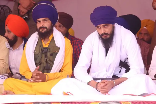 একটি ধর্মীয় সমাবেশে অমৃতপাল সিং (সাদা পোশাকে)