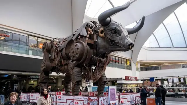 خبرنگار مخفی ما در کنار اوزی،گاو مکانیکی، در ایستگاه نیواستریت بیرمنگام با عضو باند ملاقات کرد