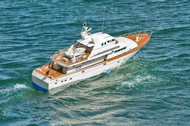 پاکستانی سی آئی ڈی انسپکٹر تلاشی کے لیے طیارے میں سوار ہوا تو کاوس جی گھبرا گئے