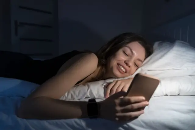 ઊંઘતા પહેલા ઇલેક્ટ્રોનિક ઉપકરણોનેો ઉપયોગ ટાળવો 