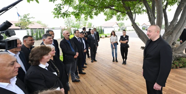 İlham Əliyev və birinci xanım Mehriban Əliyeva Xocalı şəhərinə köçən sakinlərlə görüşüblər