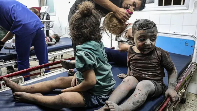 Niños pequeños en un hospital en Gaza