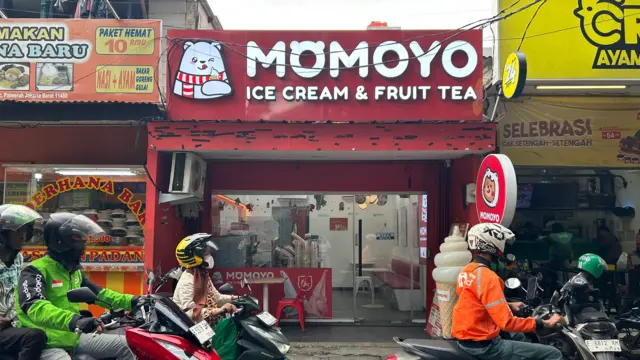 Gerai Momoyo di Kebon Jeruk.