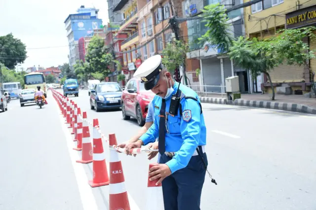 सडकमा डिभाइडर मिलाउँदै ट्राफिक प्रहरी