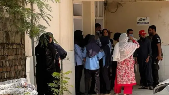 মর্গের বাইরে ভিড়