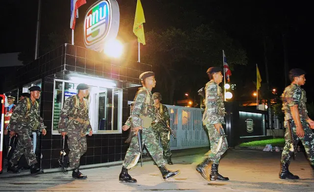ทหารไทยประจำการที่สถานีโทรทัศน์ช่อง 5 ในกรุงเทพฯ ภายหลังการรัฐประหาร เมื่อวันที่ 19 ก.ย. 49