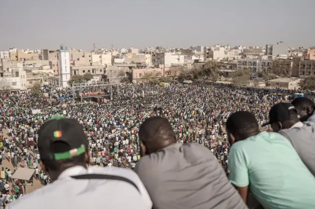 Des milliers de partisans du leader de l'opposition sénégalaise Ousmane Sonko se sont rassemblés à Dakar le 14 mars 2023.