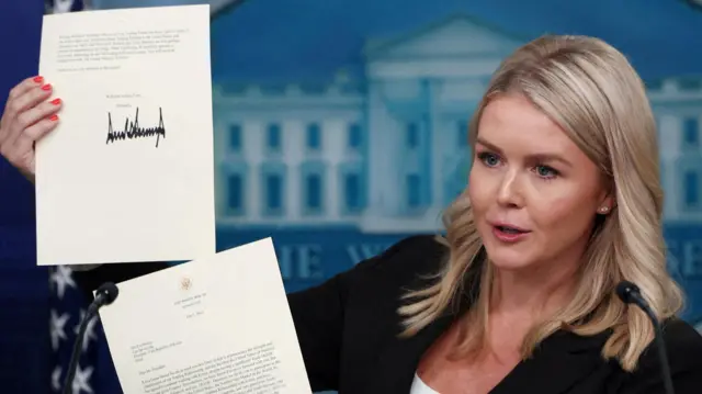 La secrétaire de presse de la Maison Blanche, Karoline Leavitt, montre une lettre signée par le président américain Donald Trump sur les droits de douane.