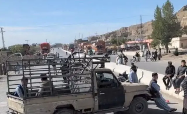 در اعتراض به این رویداد، افراد جامعه هزاره جاده را مسدود کردند