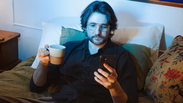 一个男人正在看手机