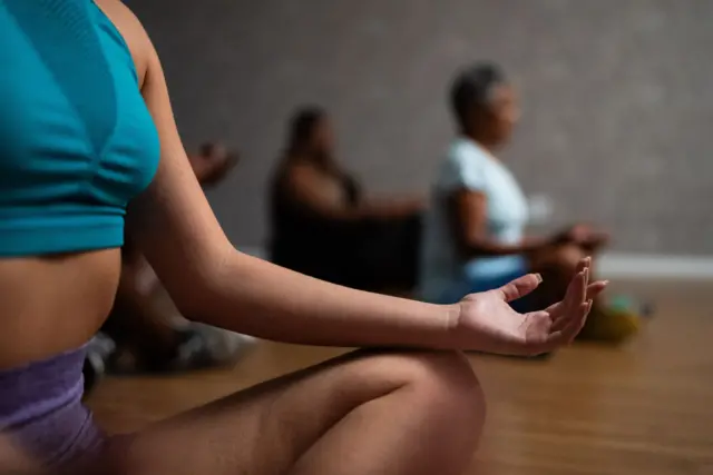 Mulher meditando