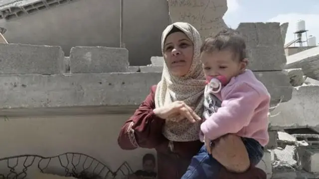 Rahma Nabhan na familia yake sasa wanalala nje ya nyumba yao iliyoharibiwa