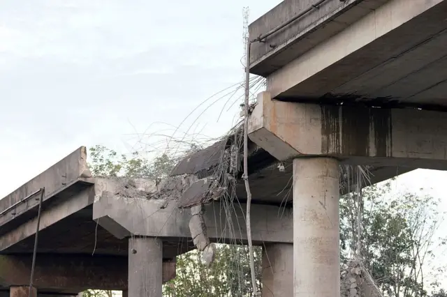 ภาพสะพานที่เสียหายใน จ.โพธิสัตว์ เมื่อ 13 ธ.ค. ท่ามกลางการปะทะกันตามแนวชายแดนกัมพูชา-ไทย