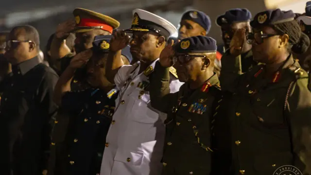 Top military bosses dey salute after receiving di bodies