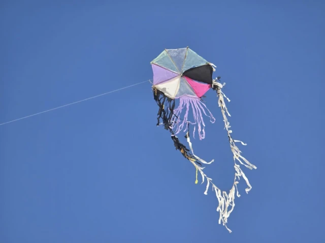 یک بادبادک رنگی در آسمان آبی