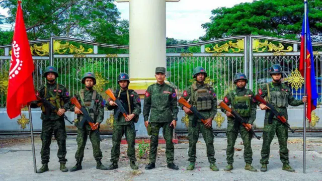 တောင်ကုတ်မြို့သိမ်းတိုက်ပွဲဆင်နွှဲခဲ့တဲ့ အေအေ ရှေ့တန်းတပ်ဖွဲ့ဝင်တချို့ (ပုံဟောင်း)