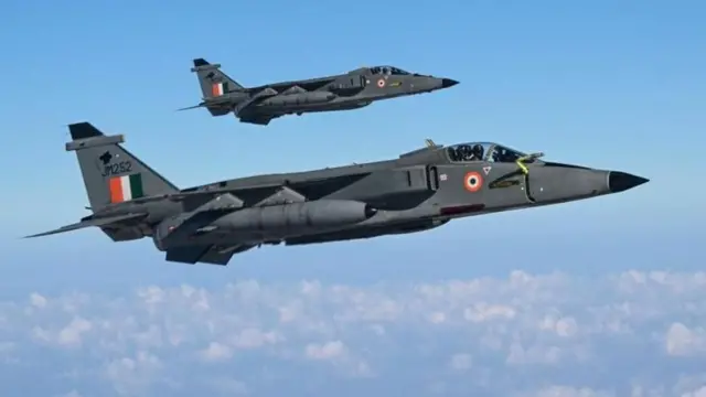 'एक्सरसाईज गरुड VII' या संयुक्त लष्करी सरावात हवेत इंधन भरण्याचा सराव करताना भारतीय हवाई दलाची लढाऊ विमानं