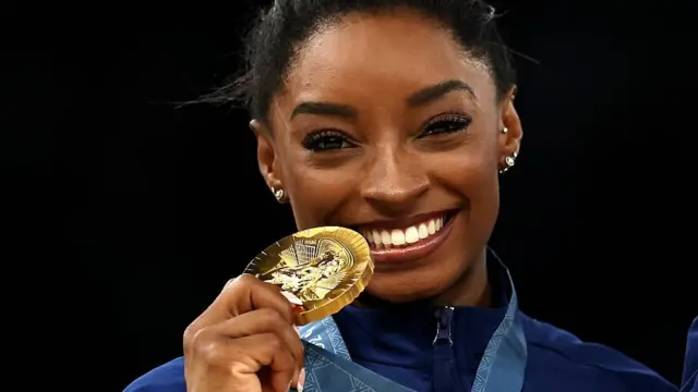 Simone Biles con la medalla de oro por equipos ganada en París