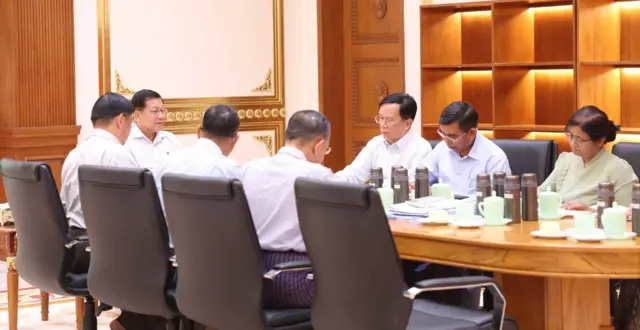 ကာကွယ်ရေးဦးစီးချုပ်ရာထူးကို ဗိုလ်ချုပ်ကြီး ရဲဝင်းဦးကို လွှဲပြောင်းပေးပြီးနောက် ဧပြီ ၁ ရက်မှာ စက်သုံးဆီဖူလုံရေးအတွက် ယာယီသမ္မတရာထူးနဲ့ အစည်းအဝေးဦးဆောင်ခဲ့တဲ့ စစ်ခေါင်းဆောင် ဗိုလ်ချုပ်မှူးကြီး မင်းအောင်လှိုင် 