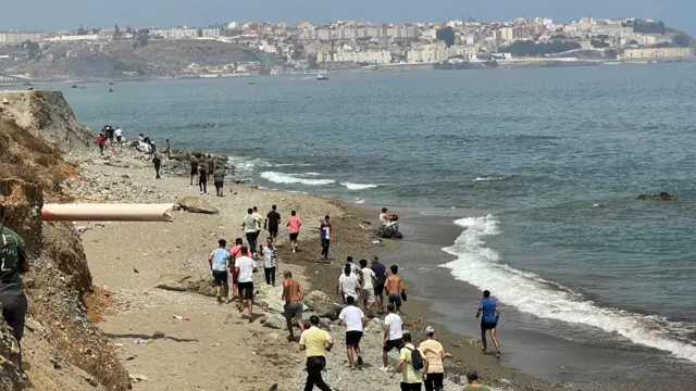 мароканци у сеути, цеута, сеута, мароканци допливали до шпанске територије сеуте