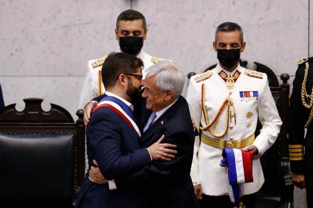 sebastián piñera abraza a gabriel boric