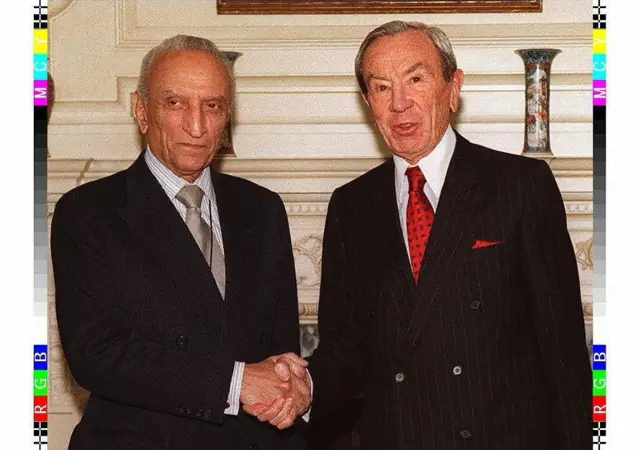 साहिबज़ादा याक़ूब ख़ाँ बाएं, तत्कालीन अमेरिकी विदेश मंत्री के वारेन क्रिस्टोफर के साथ