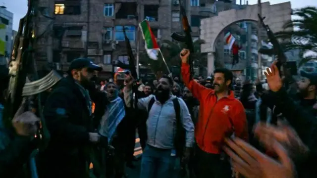 राजधानी दमास्क येथे जमलेले नागरिक