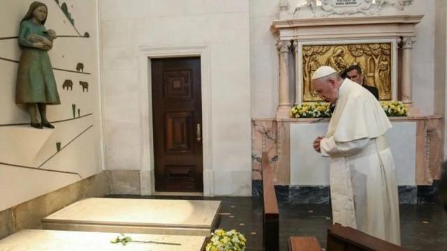 البابا يصلي عند قبر جاسينتا وفرانسيسكو مارتو، وهما اثنان من الأطفال الرعاة الثلاثة