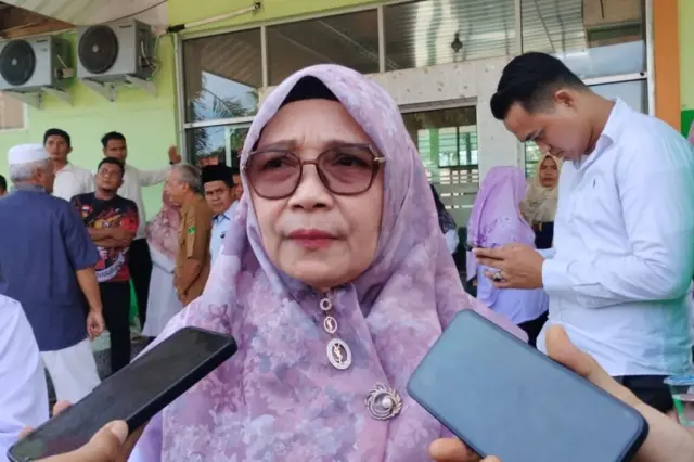 Kepala MAN 3 Kota Padang, Marliza, memberikan keterangan kepada Kompas.com di lingkungan sekolah, Kelurahan Balai Gadang, Kecamatan Koto Tangah, Kota Padang, Selasa (14/07/2026). Marliza menjelaskan mekanisme pengawasan siswa dan layanan Bimbingan Konseling (BK) di madrasah setelah kasus seorang siswa diduga membawa bom rakitan ke sekolah.