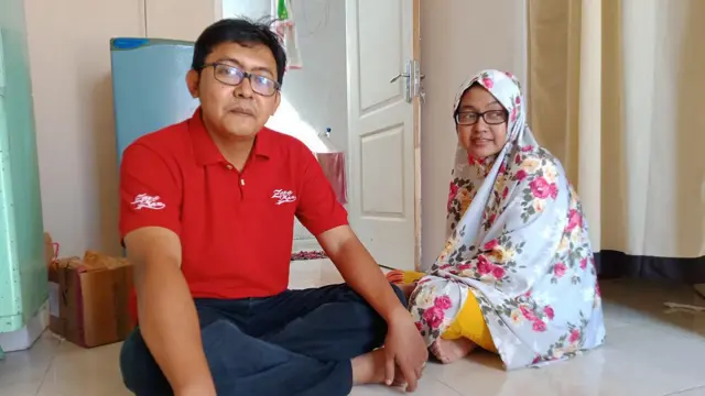 Akbar dan istrinya Melia Megasari tidak bisa menyambut hari raya ini dengan penuh kegembiraan karena perbedaan waktu penetapan Idul Fitri.