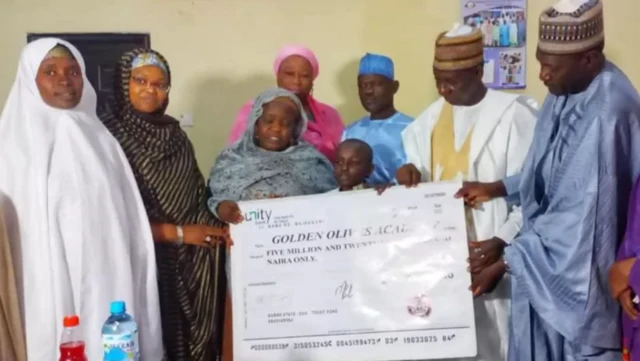 Musa, tare da mahaifiyarsa da kuma cekin kudi naira miliyan biyar da gwamnan jihar Borno ya ba shi 