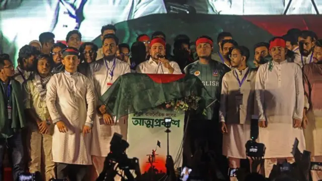 মঞ্চে দাঁড়িয়ে আছেন এনসিপি'র নেতারা 