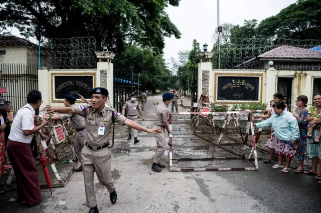 ရန်ကုန်အင်းစိန်ထောင်ရှေ့ ( ပုံဟောင်း) 