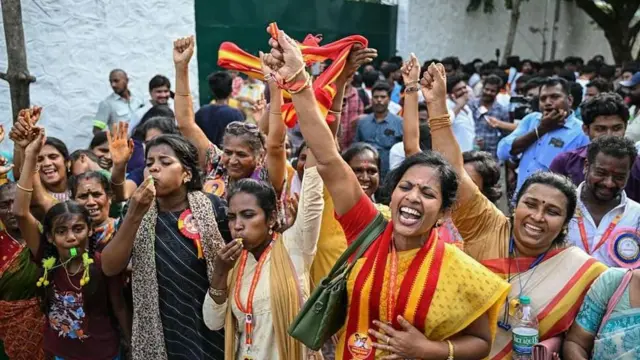 'நேரம் வரும்போது நான் வருவேன்' – அரசியலுக்குள் நுழைய விஜய் அஸ்திவாரம் போட்டது எப்படி?