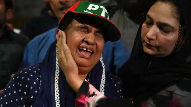  ইমরান খানের হত্যাপ্রচেষ্টার খবর শুনে কাঁদছেন তার একজন সমর্থক।