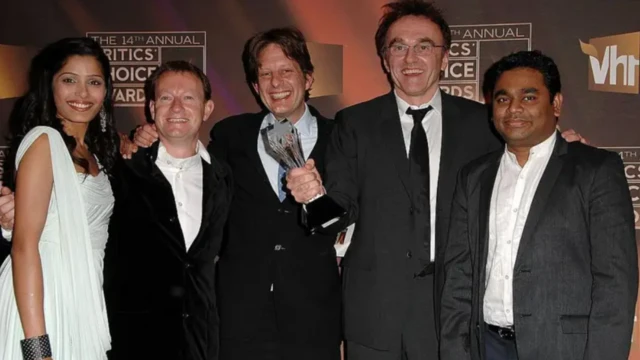 ਸਲੱਮਡੌਗ ਮਿਲੇਨੀਅਰ ਦੀ ਅਦਾਕਾਰਾ ਫਰੀਡਾ ਪਿੰਟੋ, ਲੇਖਕ ਸਾਈਮਨ ਬਿਊਫੋਏ, ਨਿਰਮਾਤਾ ਕ੍ਰਿਸ਼ਚੀਅਨ ਕੌਲਸਨ, ਨਿਰਦੇਸ਼ਕ ਡੈਨੀ ਬੋਇਲ ਨਾਲ ਏਆਰ ਰਹਿਮਾਨ 