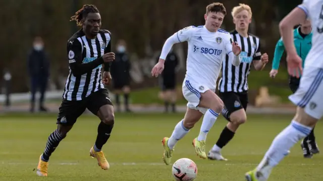 প্রিমিয়ারলীগে লিডসের বিপক্ষে নিউক্যাসল ইউনাইটেডের হয়ে খেলছেন ক্রিশ্চিয়ান আতুস। ছবিটি ২০২১ সালের মার্চে তোলা।