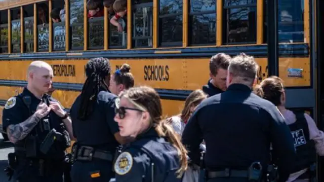 Dalam keterangannya kepada media, polisi mengaku pertama kali menerima laporan mengenai peristiwa penembakan pada pukul 10:13 waktu setempat.