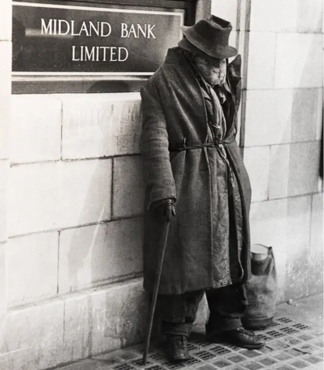 Un sans-abri à l'extérieur de la Midland Bank en 1955.